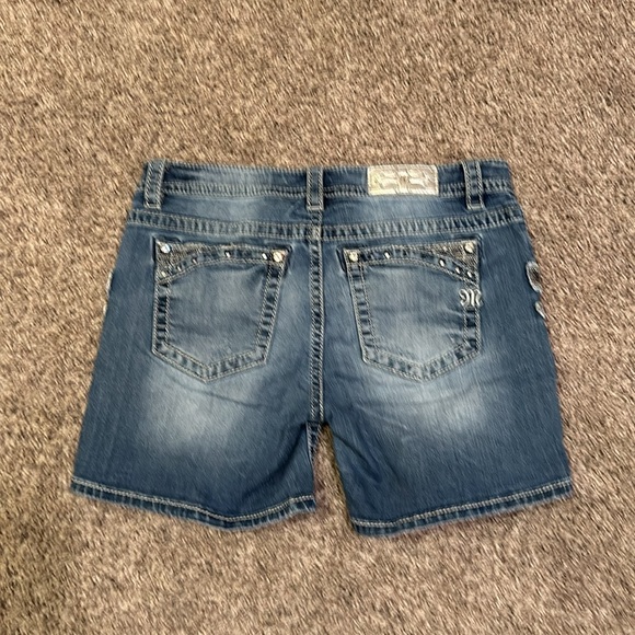 Miss Me Denim Frayed Rhinestone Embroidered Shorts Size 31 / Aa-17 - Picture 3 of 7